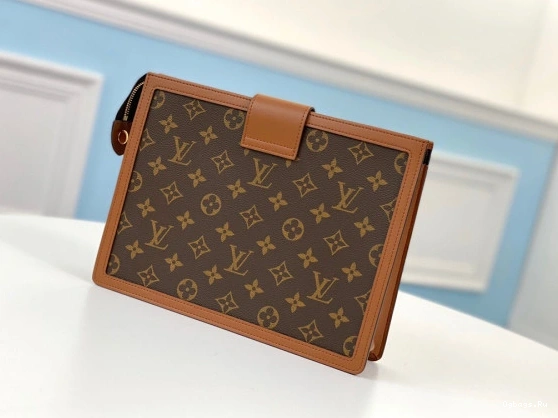 VUITTON LOUIS CHANELUTCH 0108